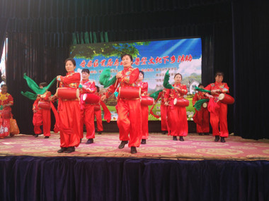 热闹的腰鼓开场表演